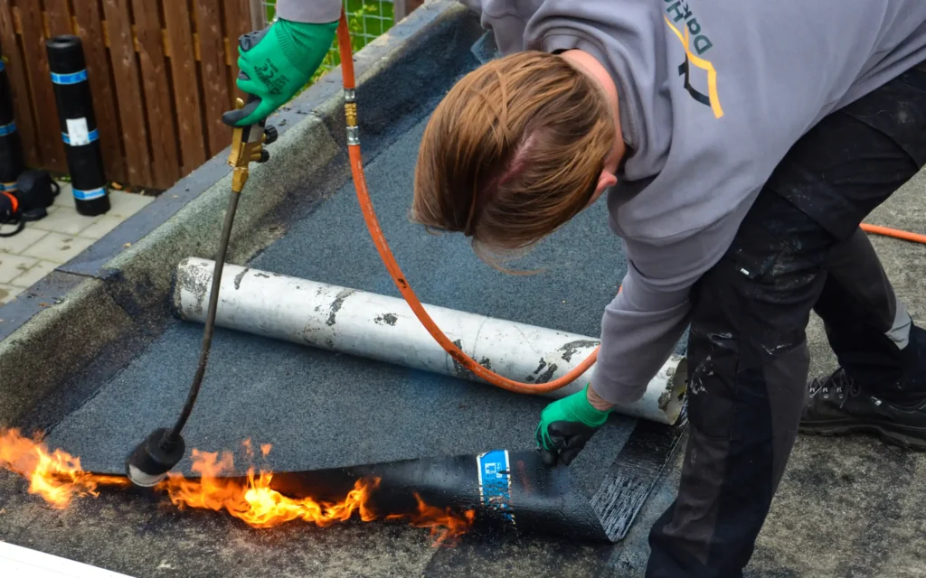 Hendriks daktechniek installeert bitumen dakbedekking